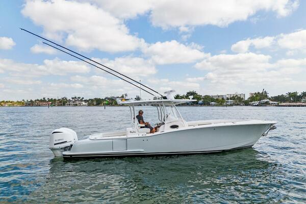 2017 MAG BAY 33 CENTER CONSOLE