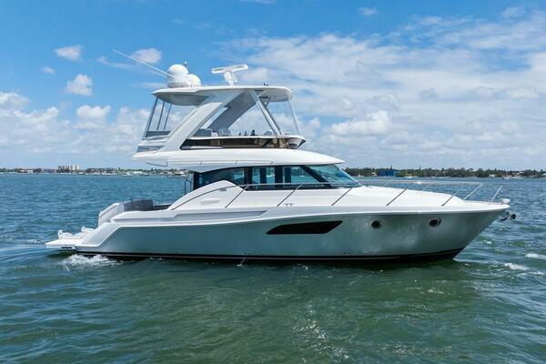 2017 TIARA YACHTS 44 FLYBRIDGE