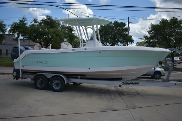 2017 ROBALO R242