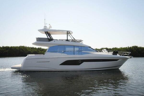 2023 PRESTIGE 520 FLYBRIDGE